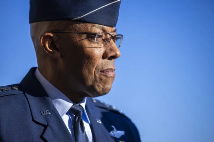 Frühzeitig entlassen: Trump wirft US-Generalstabschef Brown von seinem Posten. trump us generalstabschef