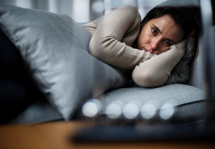 depressive frau im bett