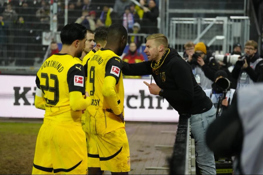 Der Ultra redet anschliessend mit ausgestrecktem Zeigefinger auf die Stars ein. Die Stimmung in Dortmund ist am Tiefpunkt.