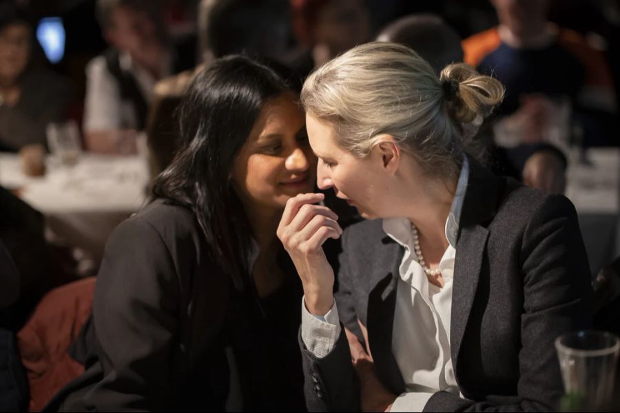 Alice Weidel (rechts) und ihre Partnerin Sarah Bossard hatten in Biel keine einfache Zeit.