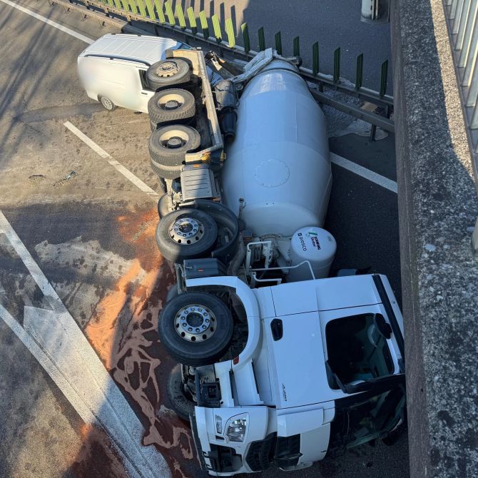 Lastwagen Unfall A51 Glattbrugg