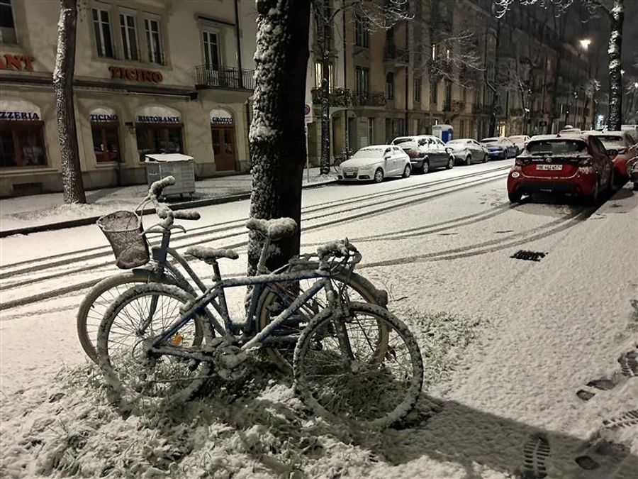 Der Schnee setzte an, die Strassen waren weiss.