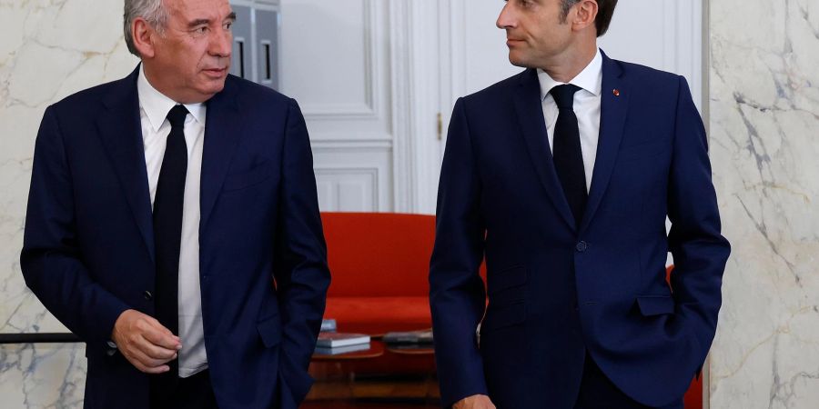 Setzt auf bekannte Köpfe: Regierungschef François Bayrou, hier mit Präsident Emmanuel Macron (Archivbild).