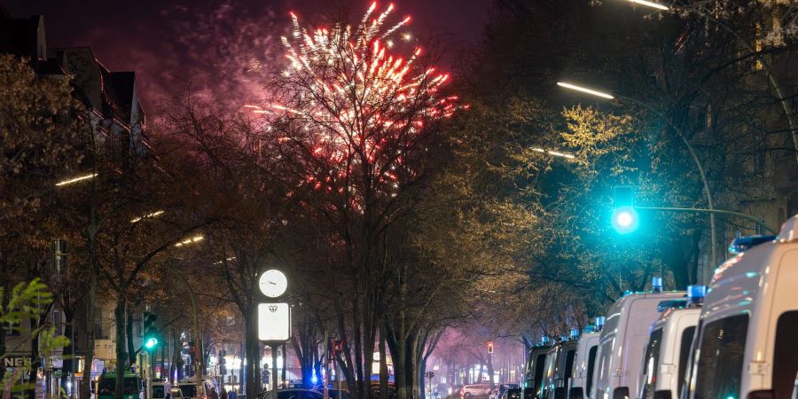 Die Polizei ermittelt nach einem Beitrag eines Influencers in der Silvesternacht.