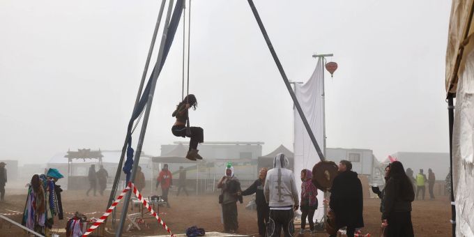 Essstände, eine aufblasbare Hüpfburg und Anlagen für Seilakrobatik finden sich auf dem Gelände. Essstände, eine aufblasbare Hüpfburg und Anlagen für Seilakrobatik finden sich auf dem Gelände.