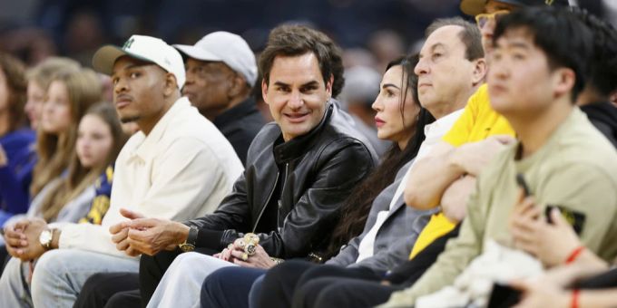 Roger Federer beim NBA-Spiel der Spurs gegen die Warriors im März 2024. Roger Federer
