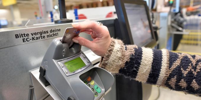 Eine Selbstbedienungskasse in einem Ikea-Möbelmarkt. (Archivbild) Ikea Mann Preisschilder Betrug