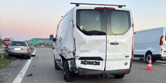 A3 bei Benken - Unfall zwischen Auto und Lieferwagen