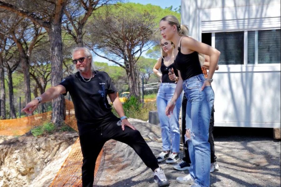 Die Geissens-Töchter Davina (links) und Shania begutachten die Baustelle ihrer künftigen Villa im französischen St. Tropez.