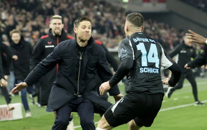 In der Nachspielzeit sorgt Schick (r) mit einem dramatischen Tor für den späten Sieg in der Bundesliga. Sieg Leverkusen Bundesliga