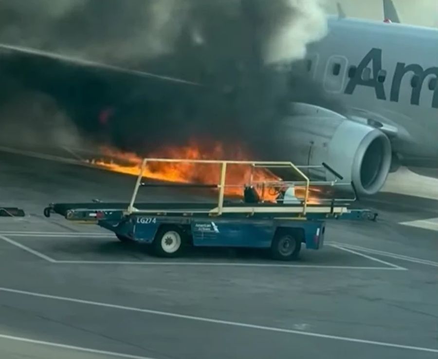 Das Flugzeug stand am Flughafen in Denver unter Flammen.