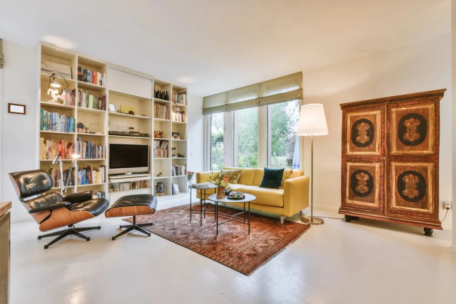 Ein Wohnzimmer mit einer harmonischen Mischung aus klassischen und modernen Elementen.