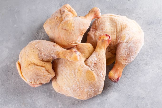 Eine Verfärbung durch Metmyoglobin ist in der Regel harmlos und macht das Fleisch nicht ungeniessbar. Gefrorenes Hähnchenfleisch