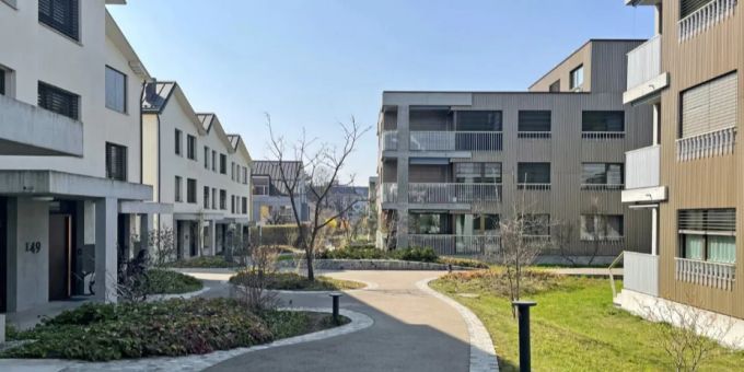 Der Ex-Geschäftsführer und Ex-Vorstandspräsident der Baugenossenschaft Frohheim in Zürich wurden angezeigt. Hier die Wohnsiedlung Riedgraben. Genossenschaft Frohheim Zürich