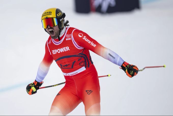 Ryan Regez jubelt bei der Zieleinfahrt über die Gold-Medaille. ryan regez