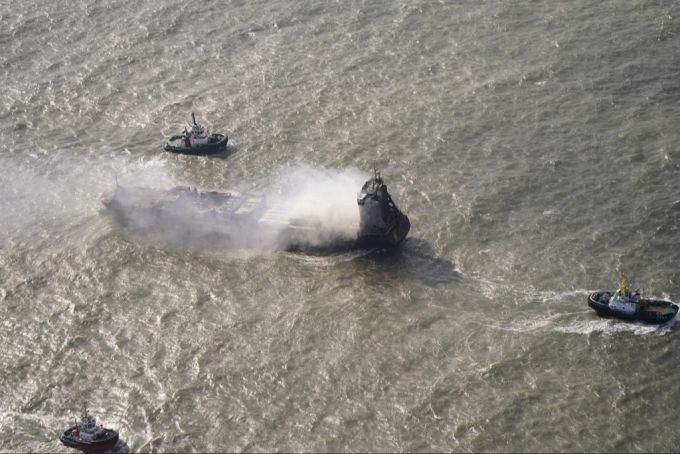 Die nach einer Kollision beschädigte «Solong» brennt noch immer auf der Nordsee vor Grossbritannien weiter. nordsee