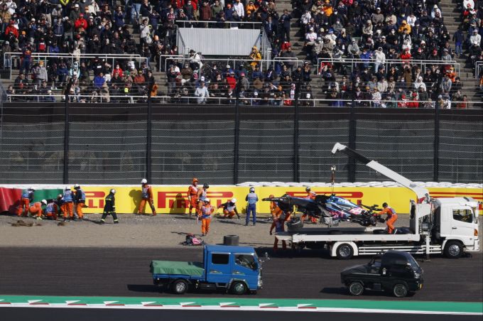 Das demolierte Auto von Jack Doohan wird nach dessen Crash abtransportiert. Formel 1