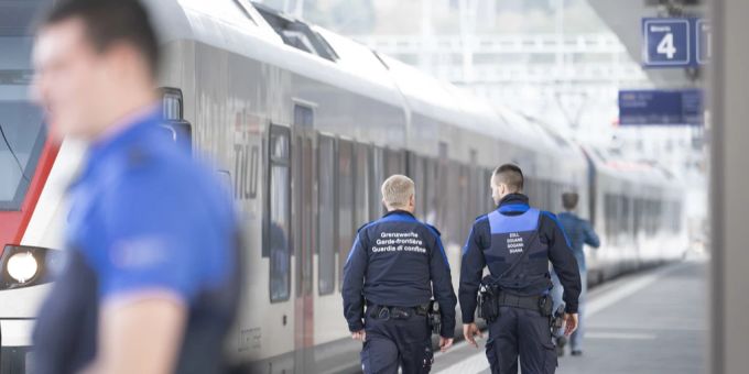 Die SVP fordert einen Stopp der Aufnahme von Asylsuchenden der Kantone. asyl