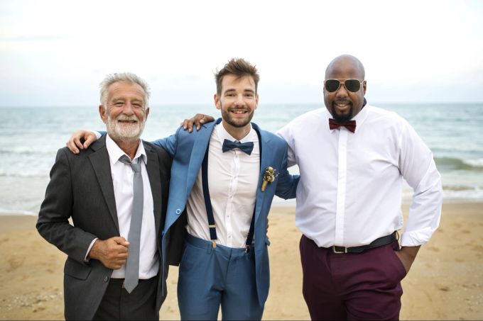 Die Herren dürfen sich leger kleiden, sollten aber auch eine gewisse Eleganz an den Tag bringen. Herren