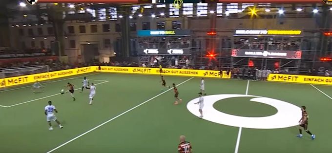 Bei seinem Traumtor nahm Thomas Haas volles Risiko. baller league