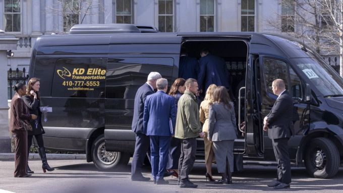 Wolodymyr Selenskyj und die ukrainische Delegation reisen aus Washington ab. selenskyj