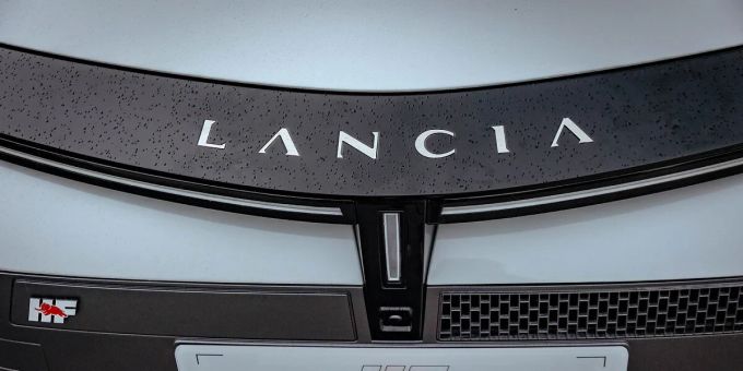 Neues Designmerkmal an der Frontpartie: Der neue Lancia Ypsilon kommt mit modernem Schriftzug. Lancia Ypsilon