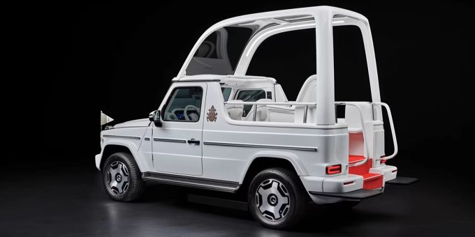 Für Fahrten unter freiem Himmel bei schönem Wetter lässt sich das Dach einfach abnehmen. Bei Regen oder schlechtem Wetter sorgt ein Aufsetzdach für den nötigen Schutz Mercedes Benz