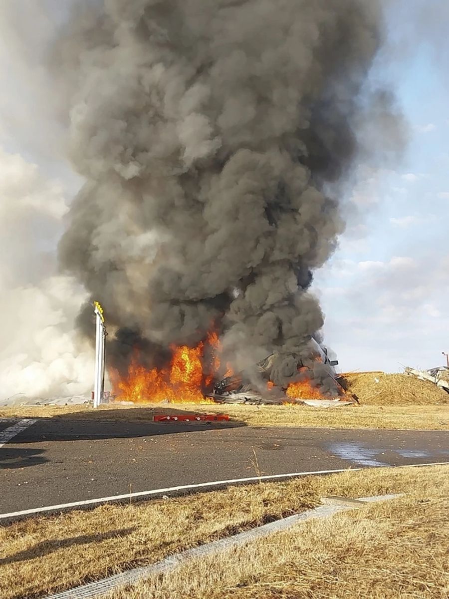 Die Boeing setzte ohne ausgeklapptes Fahrwerk auf, schlitterte über die Landebahn und explodierte.