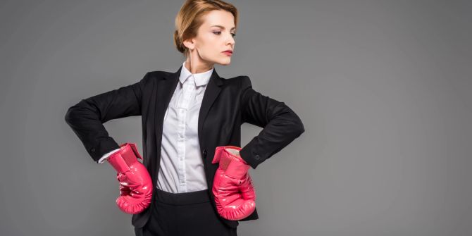 Frau mit Boxhandschuhen