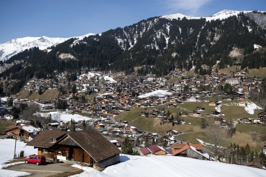 Der Kellner in Adelboden BE sagt, dass er noch nie mit Schweizer Kollegen gearbeitet habe.