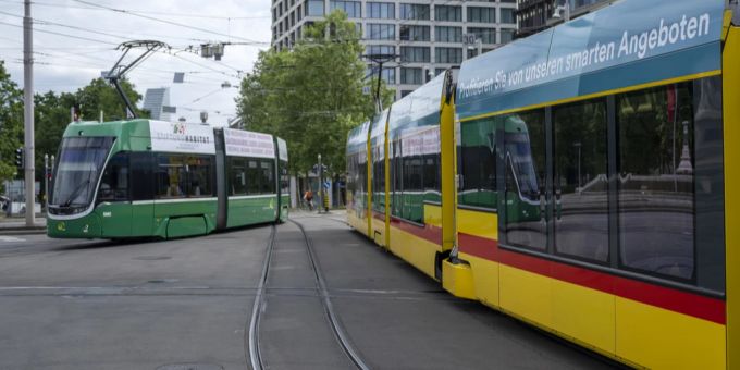 Die Tina-Trams sorgen nicht nur in Basel für starke Schwingungen. Im deutschen Darmstadt wehrt sich eine Bürgerinitiative dagegen. (Archivbild) tram basel blt