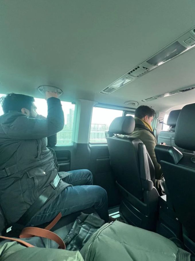 "Auf der Rückfahrt haben wir kaum gesprochen", schreibt SP-Nationalrätin Farah Rumy zu diesem Bild ihrer beiden Begleiter, SP-Co-Präsident Cédric Wermut (links) und SP-Nationalrat Fabian Moli Rumy Wermuth Molina Butscha