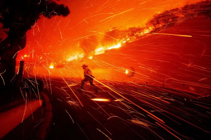 Die Flammen in Malibu haben sich bis an die Küste ausgeweitet. Waldbrände in Kalifornien - Malibu
