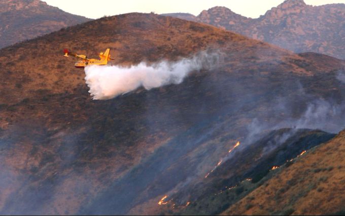 Ein «Super Scooper» ist in Kalifornien im Einsatz. (Archivbild) waldbrand