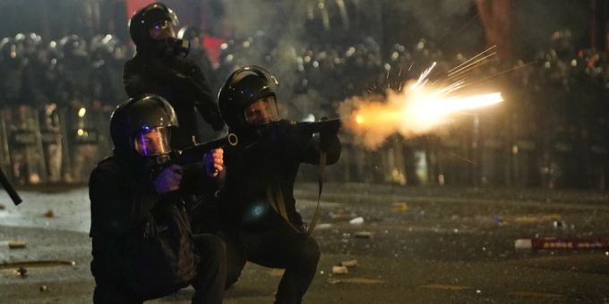 Polizisten gehen mit Gewalt gegen georgische Protestierende vor. georgien