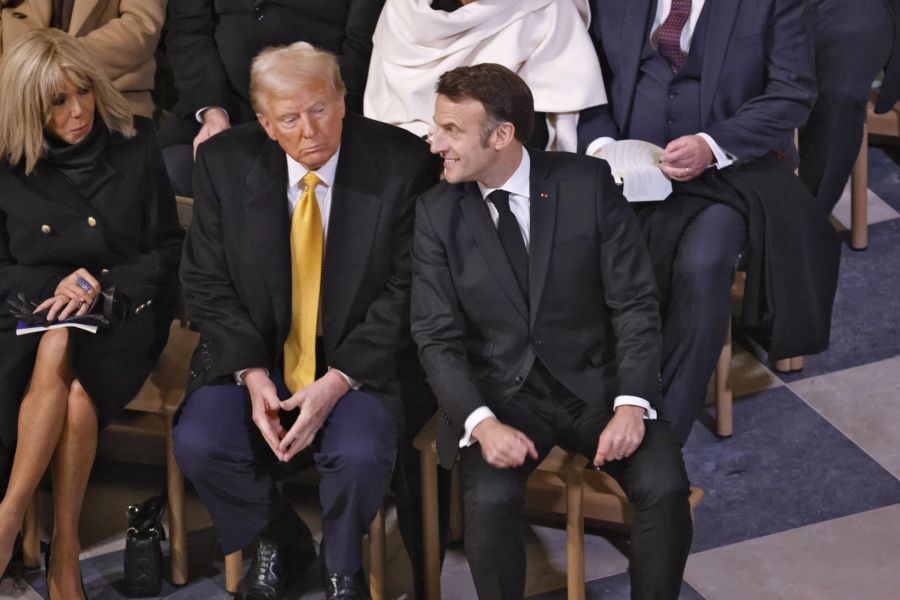 Donald Trump sass bei der Wiedereröffnung von Notre-Dame zwischen den Macrons.