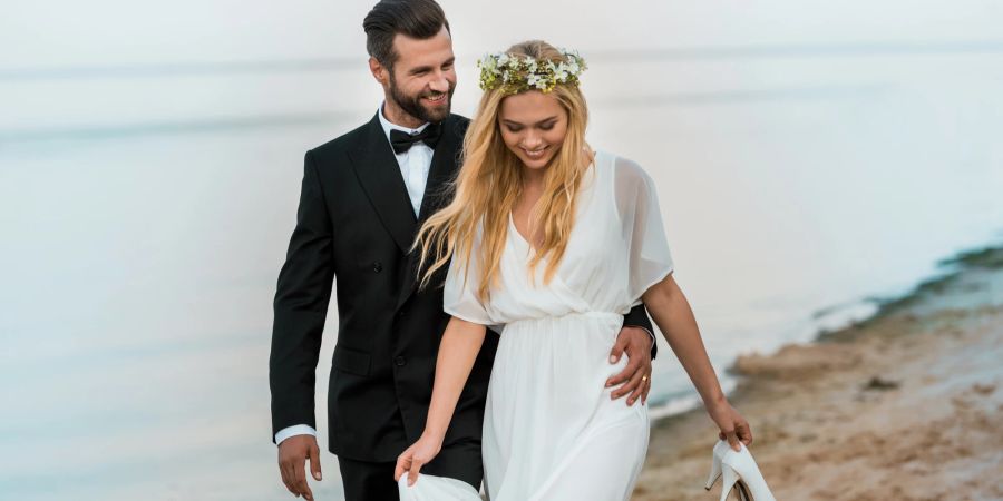 Paar am Strand Hochzeit