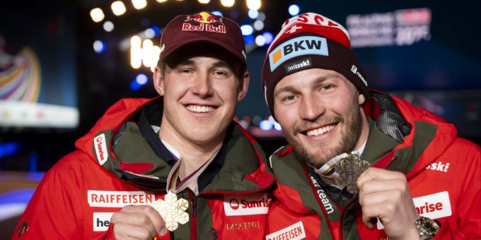 Franjo von Allmen und Alexis Monney zeigen ihre Medaillen. Ski-WM