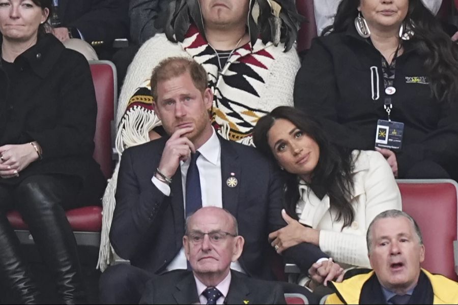 Hier klammert sich Meghan fest an ihren Harry.