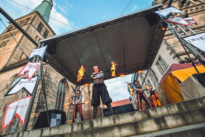 Ein Eventprogramm bereichert die «Mystica Hamelon». Kichturm Fackeln Spektakel Feuer