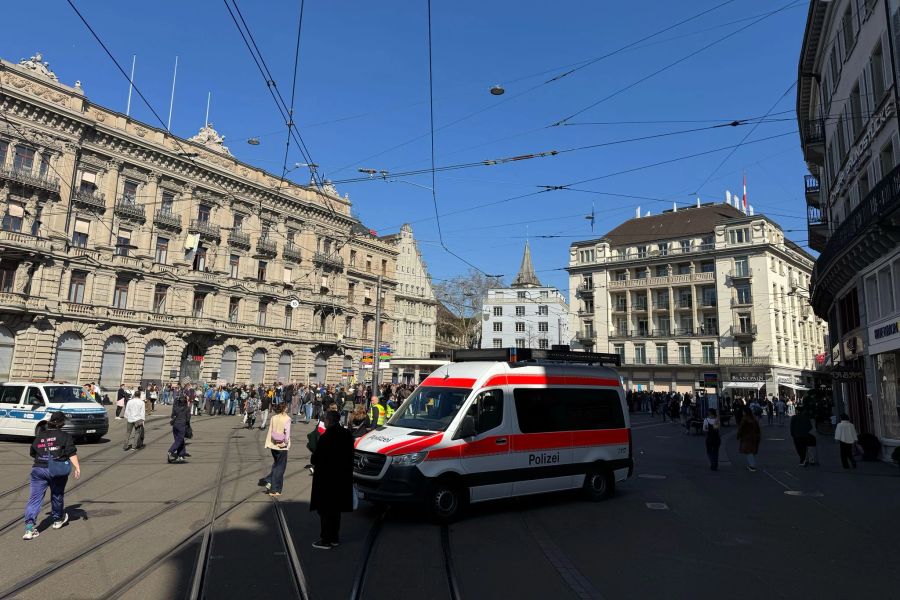 Die Demo legt praktisch die ganze Innenstadt lahm.