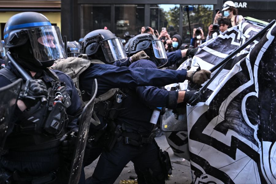 Seit Wochen gehen die Menschen in Frankreich bei den sogenannten Schülerprotesten auf die Strasse. Die Polizei reagiert mit viel Härte.