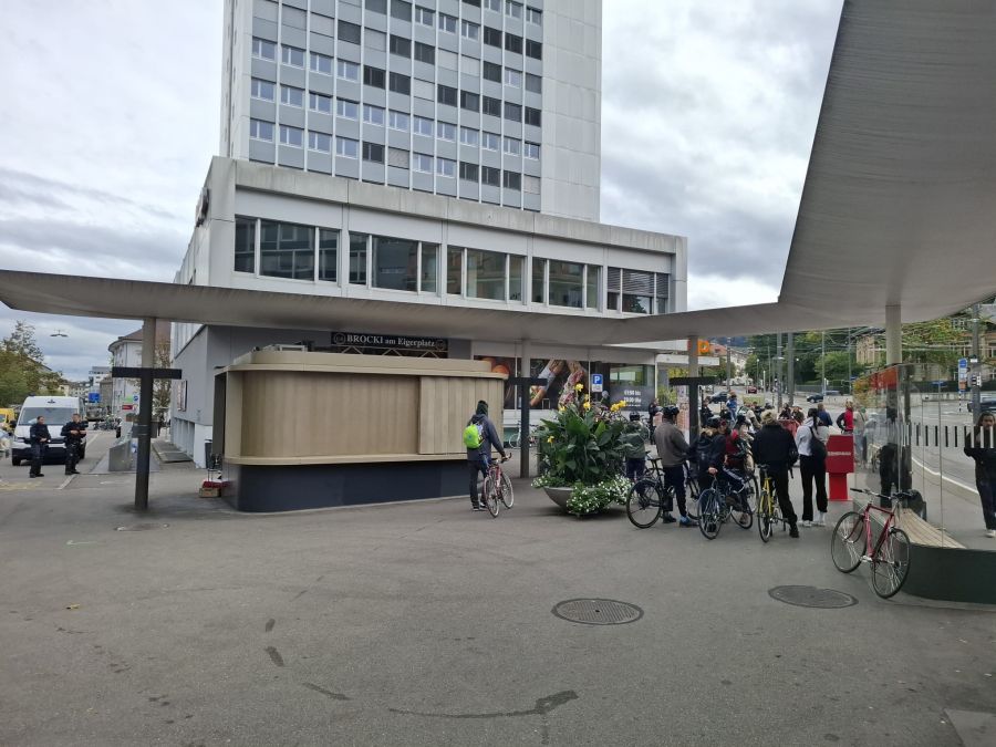 Beim Eigerplatz treffen sich Demonstrierende mit Velos.