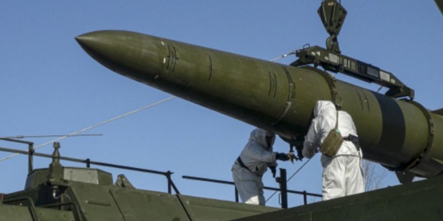 HANDOUT - Auf diesem vom Pressedienst des russischen Verteidigungsministeriums via AP veröffentlichten Foto laden russische Truppen während einer Übung an einem nicht genannten Ort i...