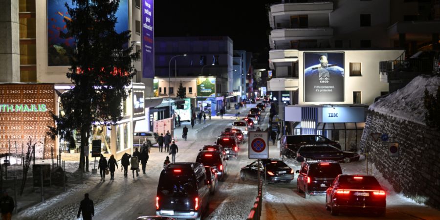 Die Davoser Promenade erhält während des WEF aufgrund von temporären Bauten ein neues Gesicht. Davos hat wegen der negativen Begleiterscheinungen - etwa für den Verkehr - aber nun e...