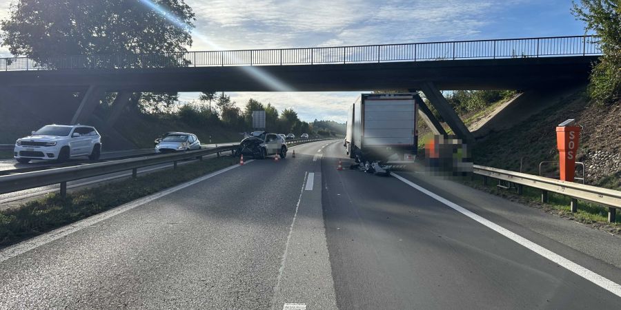 Der Anhängerzug musste wegen eines Defekts auf dem schmalen Pannenstreifen anhalten.