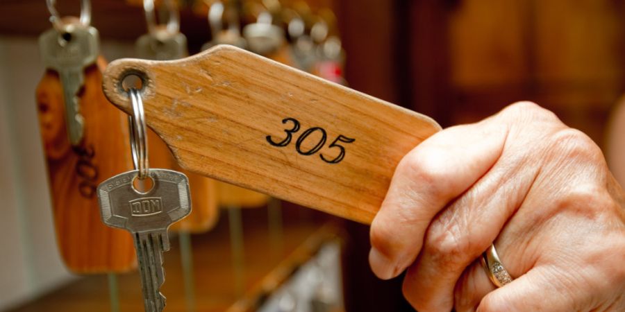 Für Übernachtungen in einem Hotel kann noch bis Ende 2031 ein tieferer Mehrwertsteuersatz verrechnet werden. Das hat das Parlament beschlossen. (Themenbild)