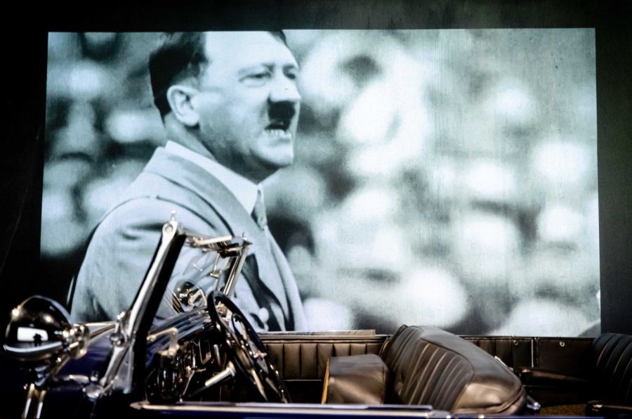 Zudem sagte er die Worte «Heil Hitler» gesagt haben.