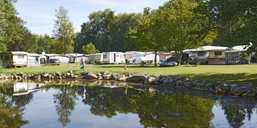 Der umstrittene Campingplatz Fanel ist längst weg. Im Herbst hätte der Kanton das Gelände revitalisieren wollen, doch nun wurden Hinweise auf eine Bodenbelastung mit PFAS-Chemikalien...
