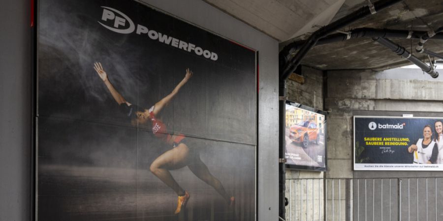 Werbeplakate im Osten von Bern. Geht es nach einem Initiativkomitee aus linken und konsumkritischen Kreisen, soll nicht ortsbezogene kommerzielle Werbung im Aussenraum in Bern verboten ...